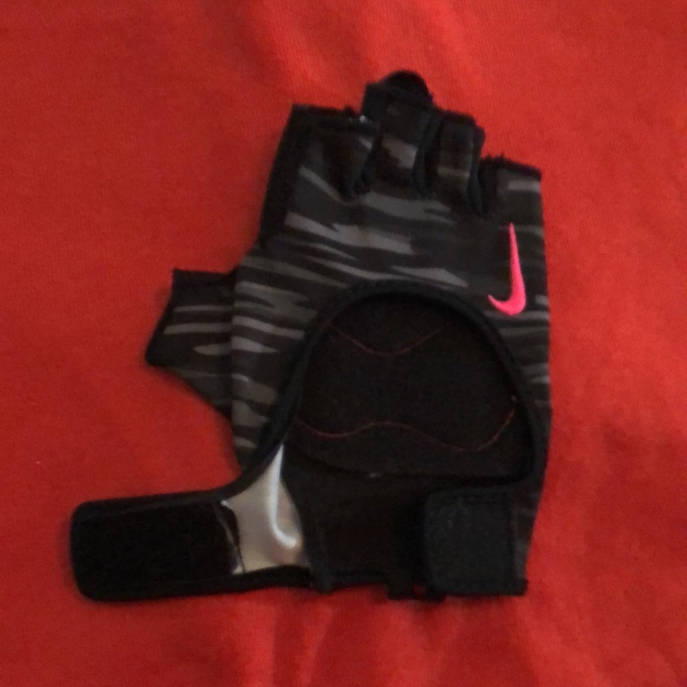 NIKE gloves with no tags. New. Tried but since day 1 couldn’t work. - Picture 8 of 8